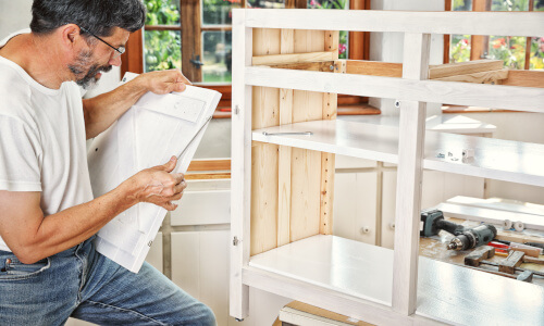 Heimwerker baut sich ein Regal selbst