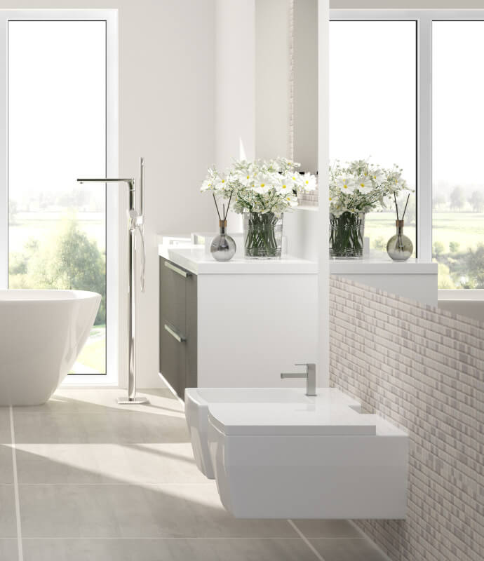 Helles Designer-Badezimmer mit freistehender Badewanne und Fenstern
